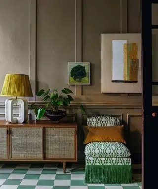 Pasillo beige oscuro con detalles en verde y amarillo.