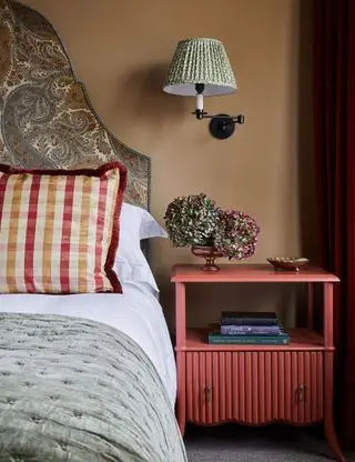 Couleur du mois chambre caramel avec table d'appoint rouge