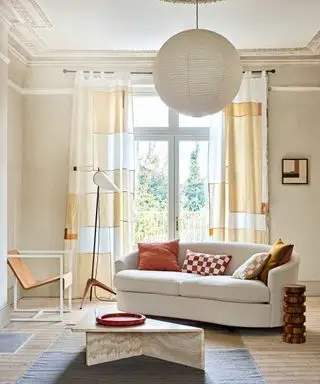 곡선형 크림 소파가 있는 중립 라이닝 룸