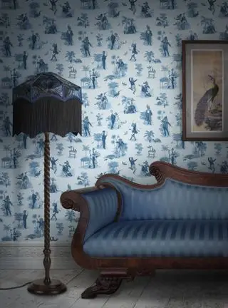 stue med blå toile stil tapet, blå frynsede lampe, kunstverk, blå stripe klassisk sofa