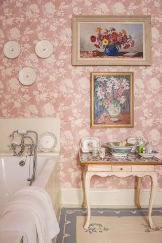 Décoration champêtre française dans une salle de bain rose
