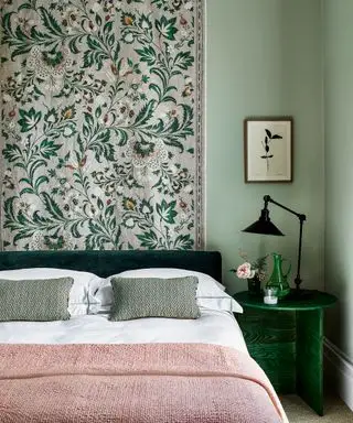 Look de chambre à la campagne française avec tapisserie derrière la tête de lit