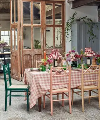 Table de campagne française dressée pour une fête