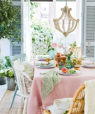 Décoration champêtre française sur une table à manger
