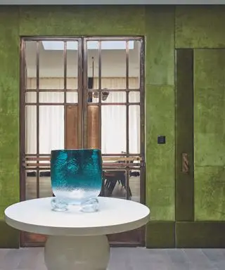 Finition murale texturée en cuir vert dans une entrée