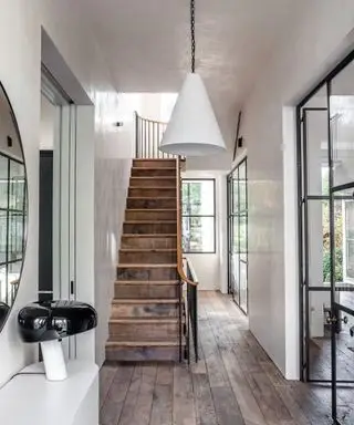 Mur texturé en tadelakt dans l'entrée