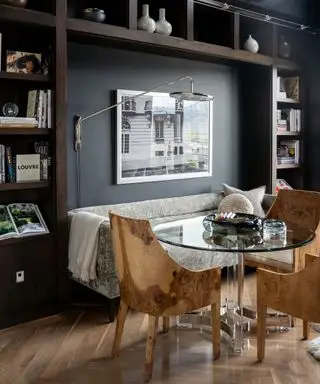 ダイニング テーブルとグレーのソファのあるダイニング コーナー