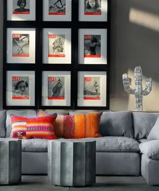 ピンクと赤のクッションを備えたグレーのリビング ルーム