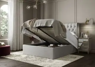 ottomansk seng åpen som viser oppbevaring inni