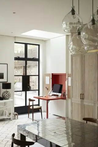 nedtrekkspult med rødt interiør ved siden av Crittall-dører