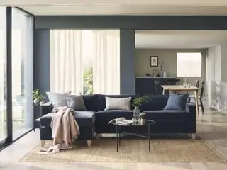 boareal i åpen planløsning med blå sofa