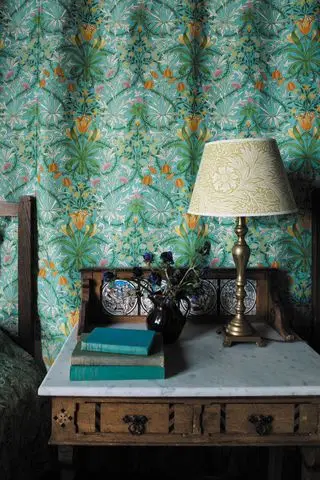 Tissu Woodland Weeds de la collection Morris and Co Cornubia en orange et turquoise