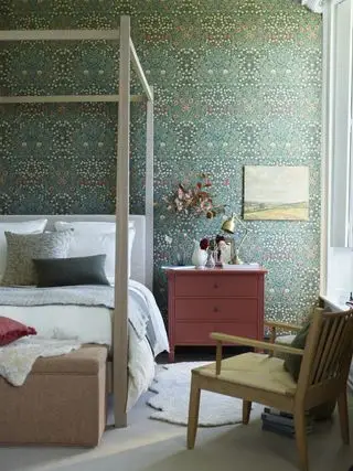 Chambre Neptune avec papier peint vert Blackthorn de William Morris et commode rouge