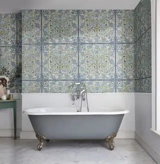 Salle de bain avec papier peint Wilhelmina de Morris & Co