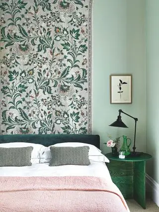 Chambre verte avec un panneau de tissu suspendu chez Lewis & Wood
