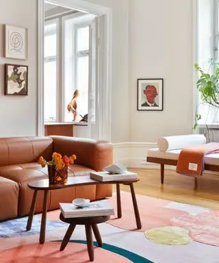Retro-Wohnzimmer mit braunem Sofa und gemustertem Teppich