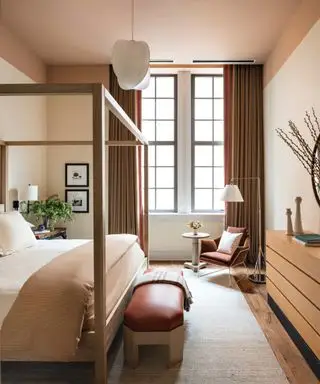 茶色に合う色、ライトブラウンのカーテンと家具のある寝室、黄土色の天井とアクセサリー、四柱式ベッド、クリーム色の壁、アートワーク