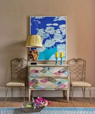 Hvilke farver passer til taupe? 8 afprøvede kombinationer til denne dejlige neutrale