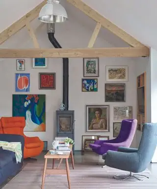 Salon blanc avec mobilier moderne et mur de galerie