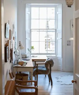 Bureau à domicile blanc chaud avec grande fenêtre