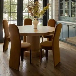 카린 라운드 다이닝 테이블