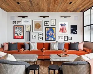 Techo con tablones de madera.