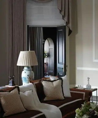 소파와 테이블 램프가 있는 거실