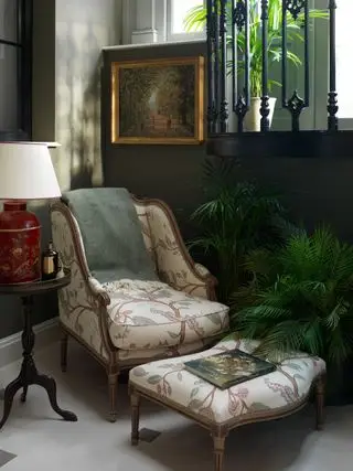 짙은 녹색 벽과 흰색 바닥