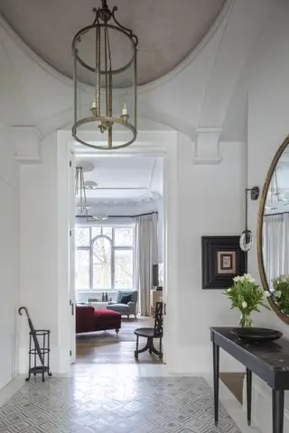 타일 ​​바닥, 금색 액자 거울 및 갓