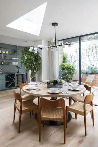 녹색 파란색 벽과 캐비닛, 둥근 식탁, 유리문