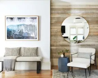 כניסה מודרנית עם קיר חצי פאנל, מראה עגולה וספסל