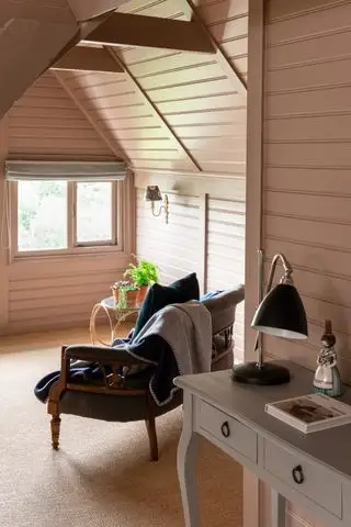 quarto rosa com paredes e teto shiplap pintados de rosa