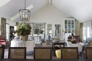 Otevřený obývací prostor s různými místy k sezení