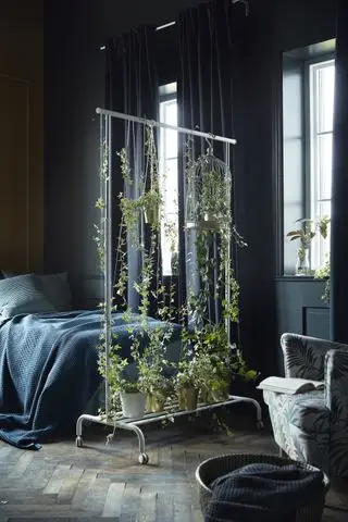 Ikea rom klesstang som skillevegg med hengende planter