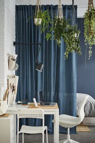 Kontor delt av Ikea-gardin