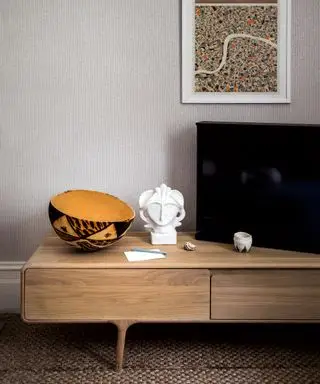 סלון אפור עם שולחן טלוויזיה מעץ