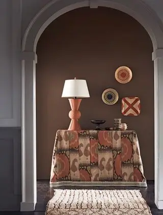 Couloir marron avec une table console recouverte de tissu ikat