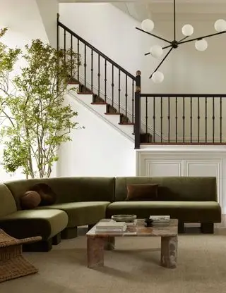 녹색 소파와 대리석 커피 테이블이 있는 Lulu와 Georgia의 거실