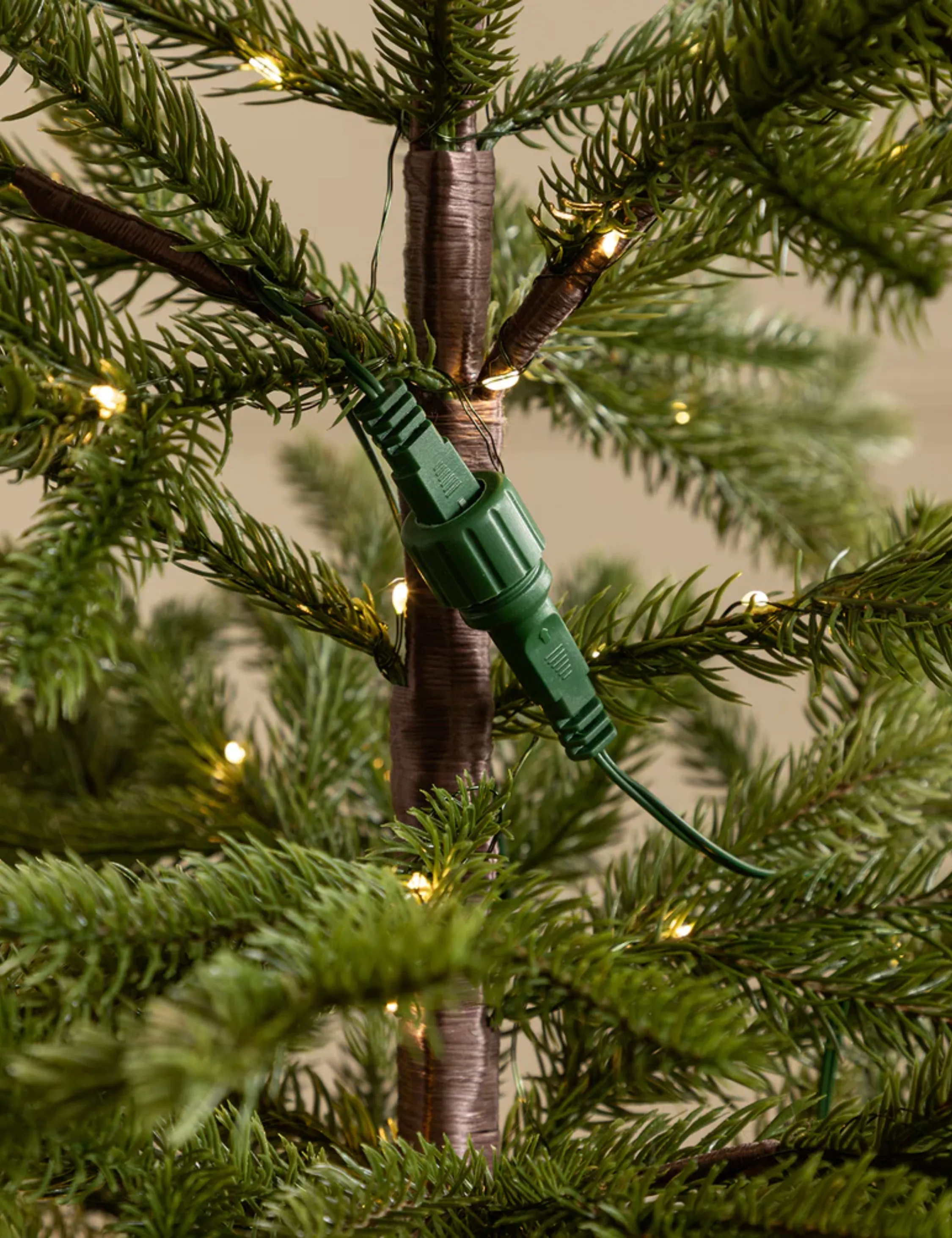 Photo détaillée du mini sapin de Noël illuminé Shea McGee' loading='lazy' title=