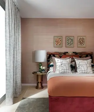 Chambre avec table de chevet