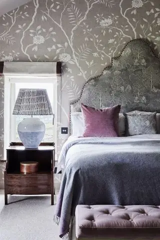 Chambre tranquille avec superposition de lilas