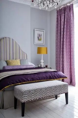 chambre lilas aux accents violets et jaunes