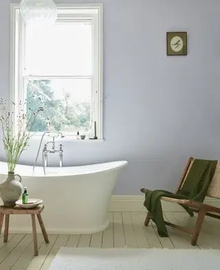 Salle de bain violette en Earthborn Liliy Lily Rose Claypaint