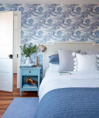 Chambre bleue avec papier peint toile