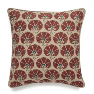 Un coussin aux motifs rouges brodés