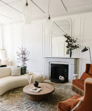 Un salon avec une cheminée et un canapé blanc