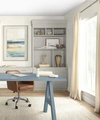 Šedá kancelář s velkým oknem.