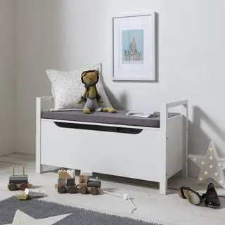 sala de juegos con almacenamiento de juguetes que también funciona como asiento, obras de arte, juguetes, tren de madera