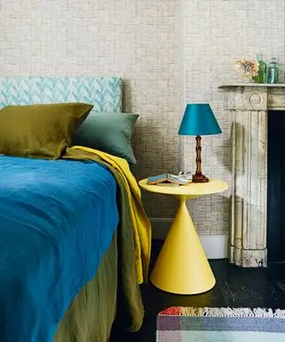 중립 침실에 파란색 녹색과 노란색 장식