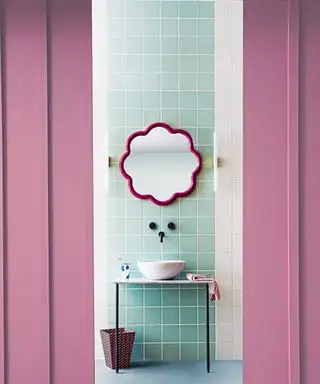 분홍색과 청록색 욕실